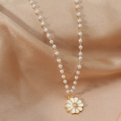 Pearl Daisy Pendant Necklace